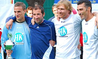 Der kürzlich verstorbene Stefan Braunschweig (2.v.l.) spielte gern Fußball, ob in der Liga oder in Freundschaft. Nun gibt es ein Spiel für ihn. Thomas Stratos, rechts neben Ansgar Brinkmann, hat dafür zugesagt. - Rolf Uhlemeier Der kürzlich verstorbene Stefan Braunschweig (2.v.l.) spielte gern Fußball, ob in der Liga oder in Freundschaft. Nun gibt es ein Spiel für ihn. Thomas Stratos, rechts neben Ansgar Brinkmann, hat dafür zugesagt. - Rolf Uhlemeier