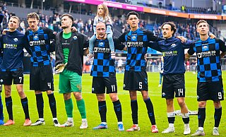 Die SCP-Akteure (v. l.) Filip Bilbija, Calvin Brackelmann, Dennis Seimen, Sven Michel, Santiago Castaneda, Mika Baur und Nick Bätzner wollen auch am Freitag in Braunschweig mit ihren Fans einen Sieg feiern. - Besim Mazhiqi Die SCP-Akteure (v. l.) Filip Bilbija, Calvin Brackelmann, Dennis Seimen, Sven Michel, Santiago Castaneda, Mika Baur und Nick Bätzner wollen auch am Freitag in Braunschweig mit ihren Fans einen Sieg feiern. - Besim Mazhiqi