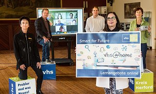 Helga Lütkefend (v. l.), Mark Stocksmeyer, Frank Schragner, Monika Schwidde und UIlrike Koebke stellen in der VHS-Aula mit viel Abstand die Online-Aktivitäten der kommenden Monate vor. - Ralf Bittner Helga Lütkefend (v. l.), Mark Stocksmeyer, Frank Schragner, Monika Schwidde und UIlrike Koebke stellen in der VHS-Aula mit viel Abstand die Online-Aktivitäten der kommenden Monate vor. - Ralf Bittner