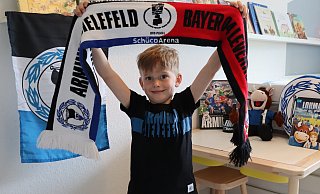 Als leidenschaftlicher Arminia-Fan ist Mario Thomulka bestens mit Fan-Artikeln ausgestattet. Den Schal zum siegreichen Halbfinale gegen Leverkusen hat er sich im Fanshop ausgesucht. - Shannon-Lee Bendig Als leidenschaftlicher Arminia-Fan ist Mario Thomulka bestens mit Fan-Artikeln ausgestattet. Den Schal zum siegreichen Halbfinale gegen Leverkusen hat er sich im Fanshop ausgesucht. - Shannon-Lee Bendig