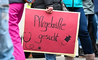 Einer Untersuchung zufolge fehlen in fast jedem Krankenhaus (94 Prozent) Pflegerinnen und Pfleger auf Allgemeinstationen. - Uwe Zucchi/dpa Einer Untersuchung zufolge fehlen in fast jedem Krankenhaus (94 Prozent) Pflegerinnen und Pfleger auf Allgemeinstationen. - Uwe Zucchi/dpa