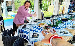 Denis Mann an der blau-weiß gedeckten Oktoberfesttafel. - Franco Bruno Denis Mann an der blau-weiß gedeckten Oktoberfesttafel. - Franco Bruno