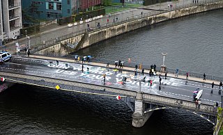 Klimaaktivisten der Bewegung Fridays for Future malen auf der Marschallbrücke in Berlin den Schriftzug «Our world is on fire - use your voice!». - Christophe Gateau/dpa Klimaaktivisten der Bewegung Fridays for Future malen auf der Marschallbrücke in Berlin den Schriftzug «Our world is on fire - use your voice!». - Christophe Gateau/dpa