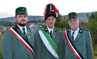 Der neue Stadtkönig: Christian-Jörg Rakebrand (Mitte) mit seiner Bedeckung durch die Vereinskameraden Patrick Weiß (l.) und Michael Werner. - Stefan Köneke Der neue Stadtkönig: Christian-Jörg Rakebrand (Mitte) mit seiner Bedeckung durch die Vereinskameraden Patrick Weiß (l.) und Michael Werner. - Stefan Köneke