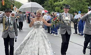 Das bisschen Regen: König Mario Bönning und Königin Melanie Garbe lassen sich die gute Laune nicht nehmen. - Manfred Bues Das bisschen Regen: König Mario Bönning und Königin Melanie Garbe lassen sich die gute Laune nicht nehmen. - Manfred Bues