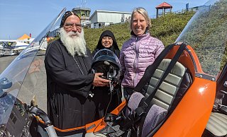 Koptenbischof Anba Damian geht mit Fluglehrerin Iris Zwiehoff (r.) in einem Gyrocopter in die Luft, damit er das Kloster in Höxter-Brenkhausen aus der Vogelperspektive betrachten kann. - Burkhard Battran Koptenbischof Anba Damian geht mit Fluglehrerin Iris Zwiehoff (r.) in einem Gyrocopter in die Luft, damit er das Kloster in Höxter-Brenkhausen aus der Vogelperspektive betrachten kann. - Burkhard Battran