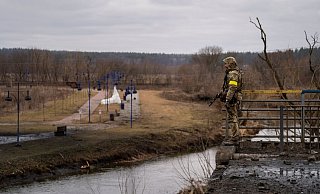 Ein ukrainischer Soldat in der Nähe einer zerstörten Brücke am Fluss Irpin. - Foto: Emilio Morenatti/AP/dpa/Symbolbild Ein ukrainischer Soldat in der Nähe einer zerstörten Brücke am Fluss Irpin. - Foto: Emilio Morenatti/AP/dpa/Symbolbild