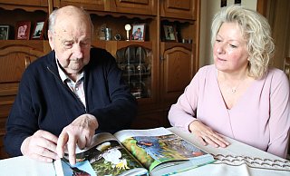 Johannes Fritsche hat vor vier Jahren einen Schlaganfall erlitten. Er nimmt gerne das Angebot des Unternehmens "die Zeitfreunde" wahr. Mitarbeiterin der ersten Stunde, Andrea Bergemann, verbringt mit ihm Zeit, schaut sich Vogelbücher an oder fährt ihn zu Arztterminen. - Susanne Blersch Johannes Fritsche hat vor vier Jahren einen Schlaganfall erlitten. Er nimmt gerne das Angebot des Unternehmens "die Zeitfreunde" wahr. Mitarbeiterin der ersten Stunde, Andrea Bergemann, verbringt mit ihm Zeit, schaut sich Vogelbücher an oder fährt ihn zu Arztterminen. - Susanne Blersch