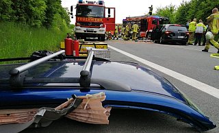 Die Unfallstelle auf der L 828 bei Bonenburg glich am Montag einem Trümmerfeld. - Burkhard Battran Die Unfallstelle auf der L 828 bei Bonenburg glich am Montag einem Trümmerfeld. - Burkhard Battran
