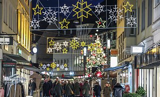 Neue Buden, toll geschmückte Bäume - der Weihnachtsmarkt zeigt sich von seiner schönsten Seite und dürfte viele Menschen aus dem Umland zum Weihnachtsshopping nach Bielefeld holen. - Sarah Jonek Neue Buden, toll geschmückte Bäume - der Weihnachtsmarkt zeigt sich von seiner schönsten Seite und dürfte viele Menschen aus dem Umland zum Weihnachtsshopping nach Bielefeld holen. - Sarah Jonek