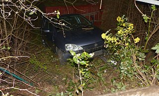 Der Opel rutschte eine Böschung hinunter. - Polizei Minden-Lübbecke Der Opel rutschte eine Böschung hinunter. - Polizei Minden-Lübbecke