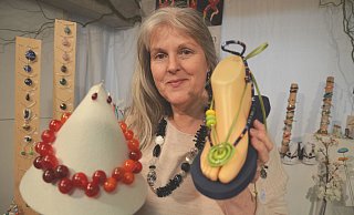 Sabine Stahr fertigt Schönes aus Glas. Hier ein Bild von ihrem Stand beim Kirschblütenfest 2019. - Mareike Patock Sabine Stahr fertigt Schönes aus Glas. Hier ein Bild von ihrem Stand beim Kirschblütenfest 2019. - Mareike Patock