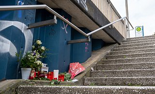 Am Tag danach hatten Freunde des Getöteten Blumen und Kerzen am Tatort niedergelegt. - Christian Mathiesen Am Tag danach hatten Freunde des Getöteten Blumen und Kerzen am Tatort niedergelegt. - Christian Mathiesen