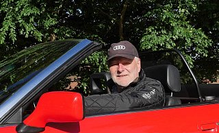 Audi-Fan durch und durch. Andreas Wilke fährt seit fast vier Jahrzehnten Modelle aus dem Hause mit dem Vier-Ringe-Logo. Während seine hier gezeigte Kappe dieses Logo ziert, finden sich auf dem Ärmel seiner Jacke auch die Zeichen der durch die Ringe symbolisierten Marken wieder. - Jörg Militzer Audi-Fan durch und durch. Andreas Wilke fährt seit fast vier Jahrzehnten Modelle aus dem Hause mit dem Vier-Ringe-Logo. Während seine hier gezeigte Kappe dieses Logo ziert, finden sich auf dem Ärmel seiner Jacke auch die Zeichen der durch die Ringe symbolisierten Marken wieder. - Jörg Militzer