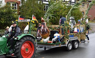 Auf diesem Wagen aus Atteln fährt ein riesiges Huhn durch Lichtenau. - Anja Ebner Auf diesem Wagen aus Atteln fährt ein riesiges Huhn durch Lichtenau. - Anja Ebner