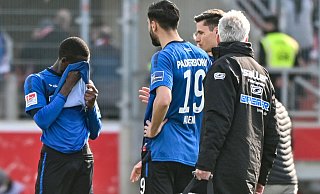 SCP-Linksverteidiger Jamilu Collins (l.) ist nach Spielschluss ebenso enttäuscht wie Startelfdebütant Kemal Ademi (Nr. 19). - picture alliance/dpa SCP-Linksverteidiger Jamilu Collins (l.) ist nach Spielschluss ebenso enttäuscht wie Startelfdebütant Kemal Ademi (Nr. 19). - picture alliance/dpa