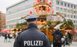 Ein Polizist steht an der Weihnachtspyramide am Kröpcke in Hannover. In Niedersachsen ist ein 20-Jähriger festgenommen worden, der einen Terroranschlag in der Weihnachtszeit geplant haben soll. - Julian Stratenschulte/dpa Ein Polizist steht an der Weihnachtspyramide am Kröpcke in Hannover. In Niedersachsen ist ein 20-Jähriger festgenommen worden, der einen Terroranschlag in der Weihnachtszeit geplant haben soll. - Julian Stratenschulte/dpa