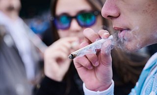 Ein Demonstrant mit einem Joint während einer Demonstration in Berlin für die Freigabe von Cannabis. - Annette Riedl/dpa Ein Demonstrant mit einem Joint während einer Demonstration in Berlin für die Freigabe von Cannabis. - Annette Riedl/dpa