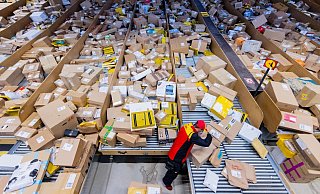 Werden es auch in diesem Jahr wieder 11 Millionen Sendungen über Weihnachten? Die Post ist nach einem bisher schlechten Jahr zuversichtlich, dass das Geschäft in den kommenden Monaten anzieht. - Rolf Vennenbernd/dpa Werden es auch in diesem Jahr wieder 11 Millionen Sendungen über Weihnachten? Die Post ist nach einem bisher schlechten Jahr zuversichtlich, dass das Geschäft in den kommenden Monaten anzieht. - Rolf Vennenbernd/dpa