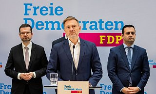 Die FPD um Christian Lindner (m.) demontiert sich selbst, meint unsere Autorin. - Christoph Soeder/dpa Die FPD um Christian Lindner (m.) demontiert sich selbst, meint unsere Autorin. - Christoph Soeder/dpa