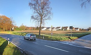 Acker mit Aussicht auf eine Bebauung: 65 bis 70 Wohneinheiten sollen hier entstehen - nach dem Willen von Stadtrat und Verwaltung. - Frank-Michael Kiel-Steinkamp Acker mit Aussicht auf eine Bebauung: 65 bis 70 Wohneinheiten sollen hier entstehen - nach dem Willen von Stadtrat und Verwaltung. - Frank-Michael Kiel-Steinkamp