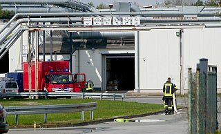Rund 35 Einsatzkräfte bekämpften einen Brand an einer Solaranlage auf dem Dach des Hövelhofer Unternehmens Formaplan. - Ralph Meyer Rund 35 Einsatzkräfte bekämpften einen Brand an einer Solaranlage auf dem Dach des Hövelhofer Unternehmens Formaplan. - Ralph Meyer