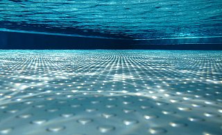 Ein Edelstahlbecken bietet gegenüber dem herkömmlichen aus Beton und gefliesten viele Vorteile. Mit dem Blick unter Wasser wirkt die genoppte Oberfläche auch optisch. - Pixelio Ein Edelstahlbecken bietet gegenüber dem herkömmlichen aus Beton und gefliesten viele Vorteile. Mit dem Blick unter Wasser wirkt die genoppte Oberfläche auch optisch. - Pixelio
