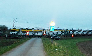 An dem unbeschrankten Bahnübergang in Petershagen-Döhren kam es zum Zusammenstoß. - Foto: Polizei Minden An dem unbeschrankten Bahnübergang in Petershagen-Döhren kam es zum Zusammenstoß. - Foto: Polizei Minden