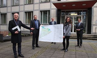 Hans-Jürgen Weber (v.l.), Christian Rehberg, Stefan Tödtmann, Corinna Mertens (DRK-Kreisverbsand) und Lars Bökenkröger präsentieren ihre Pläne für die neuen Kindertagesstätten. - Heidi Froreich Hans-Jürgen Weber (v.l.), Christian Rehberg, Stefan Tödtmann, Corinna Mertens (DRK-Kreisverbsand) und Lars Bökenkröger präsentieren ihre Pläne für die neuen Kindertagesstätten. - Heidi Froreich