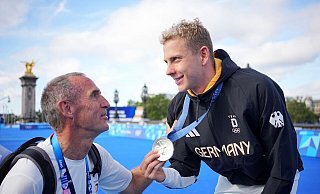 Frank Ullrich (l), hier mit Schwimmer Oliver Klemet, äußert in seiner Funktion als Vorsitzender des Sportausschusses im Bundestag Kritik am Deutschen Olympischen Sportbund. - Michael Kappeler/dpa Frank Ullrich (l), hier mit Schwimmer Oliver Klemet, äußert in seiner Funktion als Vorsitzender des Sportausschusses im Bundestag Kritik am Deutschen Olympischen Sportbund. - Michael Kappeler/dpa
