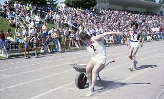 Schubkarrenrennen im Inselbadstadion zu Libori 1975. Die Athleten mussten alle Viertelrunde wechseln, was wir vermutlich hier sehen. - Stadt- und Kreisarchiv Paderborn Schubkarrenrennen im Inselbadstadion zu Libori 1975. Die Athleten mussten alle Viertelrunde wechseln, was wir vermutlich hier sehen. - Stadt- und Kreisarchiv Paderborn