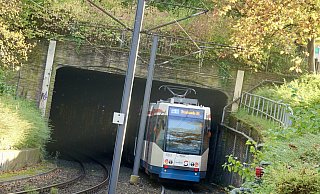 Eine Stadtbahn der Linie 1 verschwindet im Tunnel an der Schildescher Straße – fast wie die Millionen für die Verbesserung des ÖPNV-Angebots in Bielefeld. - Peter Unger Eine Stadtbahn der Linie 1 verschwindet im Tunnel an der Schildescher Straße – fast wie die Millionen für die Verbesserung des ÖPNV-Angebots in Bielefeld. - Peter Unger