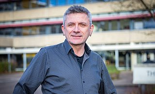 Mit Ohrringen und besonderem Hobby: Godehard Stein (55) leitet jetzt die Theodor-Heuss-Realschule in Sennestadt. - Sarah Jonek Mit Ohrringen und besonderem Hobby: Godehard Stein (55) leitet jetzt die Theodor-Heuss-Realschule in Sennestadt. - Sarah Jonek