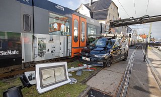 Mitte März wurde dieser VW an der Deciusstraße von einer Stadtbahn erfasst. Auch hier kam die Bahn von hinten, die Fahrerin hatte vermutlich nur die erste Bahn durchgelassen, bevor sie anfuhr. - Oliver Krato Mitte März wurde dieser VW an der Deciusstraße von einer Stadtbahn erfasst. Auch hier kam die Bahn von hinten, die Fahrerin hatte vermutlich nur die erste Bahn durchgelassen, bevor sie anfuhr. - Oliver Krato