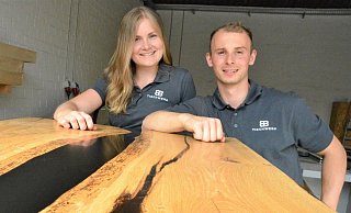 Das junge Start-up-Unternehmen von Dominik Becker und seine Freundin Tabea Düpree mit Namen BB-Tischwerk stellt massive Echtholz-Tischplatten in Kombination mit Epoxidharz her. - Karin Prignitz Das junge Start-up-Unternehmen von Dominik Becker und seine Freundin Tabea Düpree mit Namen BB-Tischwerk stellt massive Echtholz-Tischplatten in Kombination mit Epoxidharz her. - Karin Prignitz