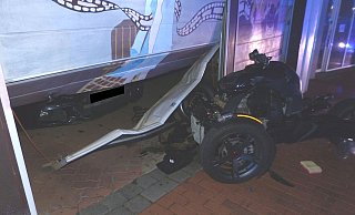 Das Trike prallte gegen das Garagentor.  - Polizei Minden-Lübbecke Das Trike prallte gegen das Garagentor.  - Polizei Minden-Lübbecke