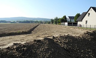 Zwischen Bahnhofstraße und B 65 haben die Bagger bereits eine rund 20 Meter breite Schneise für die Verlegung der Bruchriede vorbereitet. - Cornelia Müller Zwischen Bahnhofstraße und B 65 haben die Bagger bereits eine rund 20 Meter breite Schneise für die Verlegung der Bruchriede vorbereitet. - Cornelia Müller