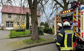 Durch einen heißen Specksteinofen geriet in einer Erdgeschosswohnung im Pfarrheim Wachs in Brand. Die Flammen griffen auf kleinere Einrichtungsgegenstände über. - Ralph Meyer Durch einen heißen Specksteinofen geriet in einer Erdgeschosswohnung im Pfarrheim Wachs in Brand. Die Flammen griffen auf kleinere Einrichtungsgegenstände über. - Ralph Meyer
