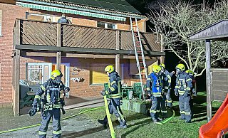 Am Wohnhaus eines landwirtschaftlichen Betriebes an der Sennestraße löschte die Feuerwehr Hövelhof in der Nacht zu Montag eine brennende Balkonverkleidung. - Ralph Meyer Am Wohnhaus eines landwirtschaftlichen Betriebes an der Sennestraße löschte die Feuerwehr Hövelhof in der Nacht zu Montag eine brennende Balkonverkleidung. - Ralph Meyer