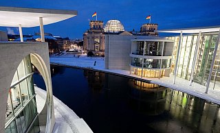 Blick auf das Regierungsviertel mit dem Reichstagsgebäude, dem Elisabeth-Lüders-Haus (l.) und dem Paul-Löbe-Haus (r.). - Foto: Kay Nietfeld/dpa Blick auf das Regierungsviertel mit dem Reichstagsgebäude, dem Elisabeth-Lüders-Haus (l.) und dem Paul-Löbe-Haus (r.). - Foto: Kay Nietfeld/dpa