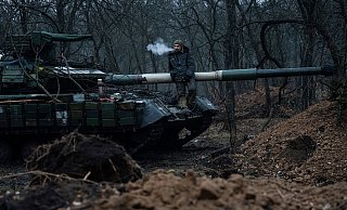 Ein ukrainischer Soldat in Bachmut. - Evgeniy Maloletka/AP/dpa Ein ukrainischer Soldat in Bachmut. - Evgeniy Maloletka/AP/dpa