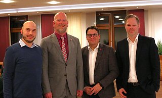 Sascha Kramme (l.), Oliver Vogt (2. v. r.) und Günther Blumhoff (r.) freuen sich über die erneute Kandidatur des amtierenden Bürgermeisters Marko Steiner. - Ilka Gülker Sascha Kramme (l.), Oliver Vogt (2. v. r.) und Günther Blumhoff (r.) freuen sich über die erneute Kandidatur des amtierenden Bürgermeisters Marko Steiner. - Ilka Gülker