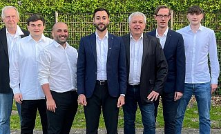 Der neue Bielefelder Kreisschiedsrichter-Ausschuss mit Karl-Heinz Schröder (v.l.), Daniel Balkir, Güven Güngör, Gürhan Celik (Vorsitzender), Klaus Münstermann, Torsten Salomon und Jona Siebert. - Nicole Bentrup Der neue Bielefelder Kreisschiedsrichter-Ausschuss mit Karl-Heinz Schröder (v.l.), Daniel Balkir, Güven Güngör, Gürhan Celik (Vorsitzender), Klaus Münstermann, Torsten Salomon und Jona Siebert. - Nicole Bentrup