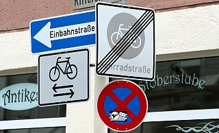 Der Verkehrsversuch mit seinem vielen Neuerungen und geänderten Beschilderungen bringt viele ins Schwitzen. - Wolfgang Rudolf Der Verkehrsversuch mit seinem vielen Neuerungen und geänderten Beschilderungen bringt viele ins Schwitzen. - Wolfgang Rudolf