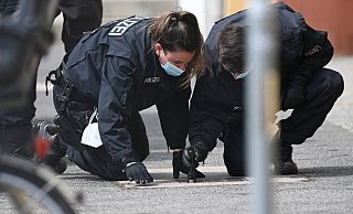 Polizisten suchen auf dem Fußweg und neben den Gebäuden des diakonischen Anbieters Oberlinhaus nach Spuren. - Foto: Soeren Stache/dpa-Zentralbild/dpa Polizisten suchen auf dem Fußweg und neben den Gebäuden des diakonischen Anbieters Oberlinhaus nach Spuren. - Foto: Soeren Stache/dpa-Zentralbild/dpa