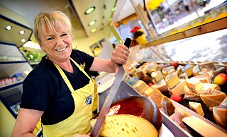 In ihrem Element: Andrea Heese macht der Verkauf von Käse auf dem Gütersloher Wochenmarkt Spaß - man sieht's. - Andreas Fruecht In ihrem Element: Andrea Heese macht der Verkauf von Käse auf dem Gütersloher Wochenmarkt Spaß - man sieht's. - Andreas Fruecht