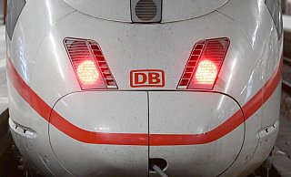 Die Bahn hat auf der ICE-Strecke zwischen München und Berlin eine weitere Engstelle beseitigt. (Symbolbild) - Felix Hörhager/dpa Die Bahn hat auf der ICE-Strecke zwischen München und Berlin eine weitere Engstelle beseitigt. (Symbolbild) - Felix Hörhager/dpa
