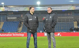 Rino Capretti und Raimund Bertels diskutierten nach dem 0:3 gegen Dortmund in Lotte die prekäre sportliche Situation. - Jens Dünhölter Rino Capretti und Raimund Bertels diskutierten nach dem 0:3 gegen Dortmund in Lotte die prekäre sportliche Situation. - Jens Dünhölter