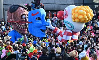 Der Mottowagen, der einen entsetzten Clown zeigt, der hinter einer AfD-Maske den noch lebenden Hitler entdeckt, fährt 2024 im Rosenmontagszug durch eine Menschenmenge feiernder Karnevalisten. - Federico Gambarini/dpa Der Mottowagen, der einen entsetzten Clown zeigt, der hinter einer AfD-Maske den noch lebenden Hitler entdeckt, fährt 2024 im Rosenmontagszug durch eine Menschenmenge feiernder Karnevalisten. - Federico Gambarini/dpa