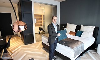 Hotelelier Henrik Krömker mit dem "Black Suite Konzept" in seinem Hotel Hansa, das durch die Neueröffnungen im Marta-Viertel zusätzliche Konkurrenz erfährt. - Frank-Michael Kiel-Steinkamp Hotelelier Henrik Krömker mit dem "Black Suite Konzept" in seinem Hotel Hansa, das durch die Neueröffnungen im Marta-Viertel zusätzliche Konkurrenz erfährt. - Frank-Michael Kiel-Steinkamp